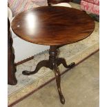 Queen Anne tilt top tea table, having a circular top over the turned standard and rising on a tripod