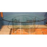 Moderne glass dining table