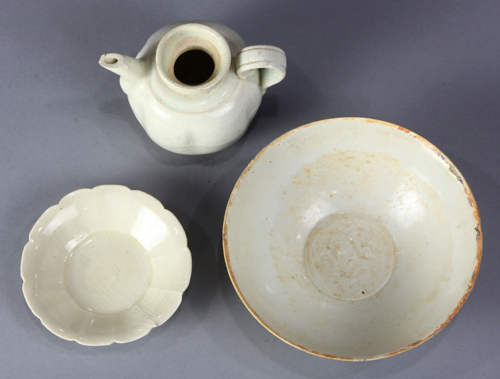 (lot of 3) Chinese qingbai glazed ceramics, consisting of one ewer, with a dish rim and short neck - Image 2 of 9