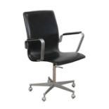 Arne Jacobsen Oxford chair, having black upholstery with an aluminum frame, and rising on a