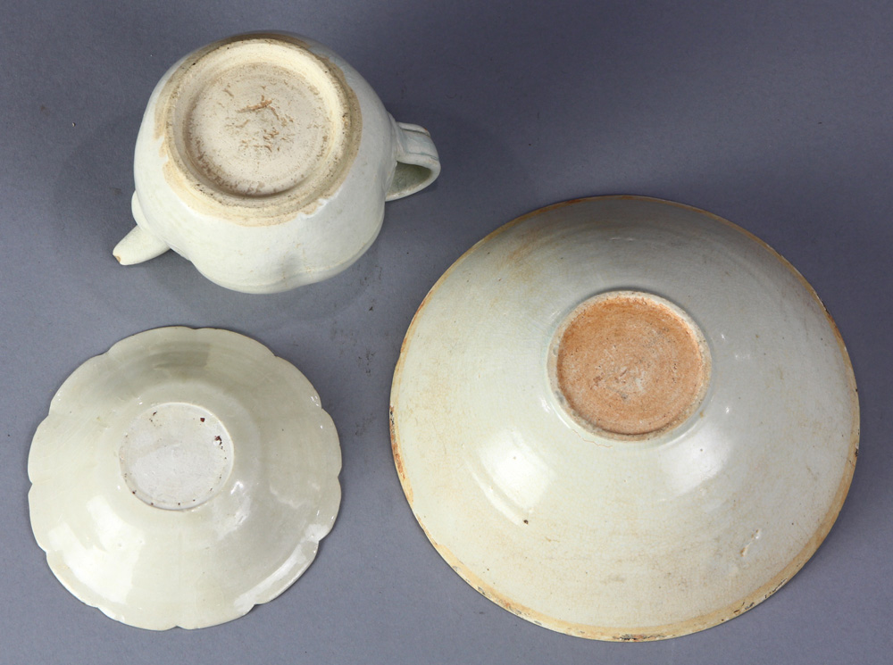 (lot of 3) Chinese qingbai glazed ceramics, consisting of one ewer, with a dish rim and short neck - Image 3 of 9