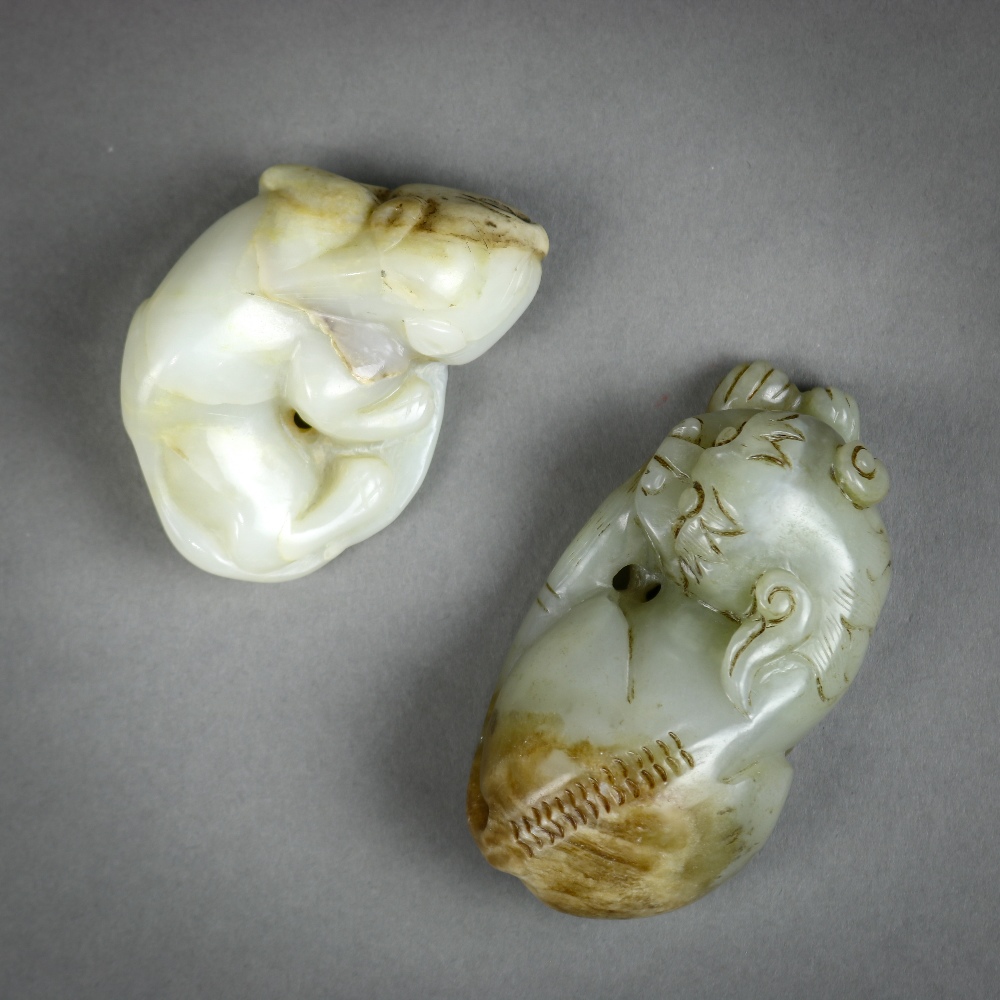 (lot of 2) Chinese jade/hardstone carvings, each of a recumbent mythical beast, one with a gray - Image 2 of 3