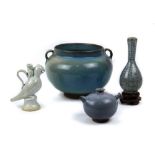 (lot of 4) Group of Chinese ceramics, including one turquoise glazed globular jar with lug