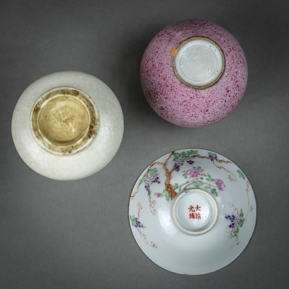 (lot of 3) Assorted Chinese porcelain: consisting of an inverted conical form cup, enameled with - Image 5 of 5