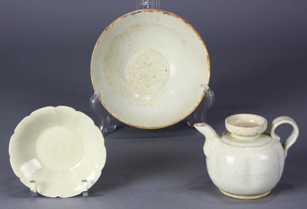 (lot of 3) Chinese qingbai glazed ceramics, consisting of one ewer, with a dish rim and short neck