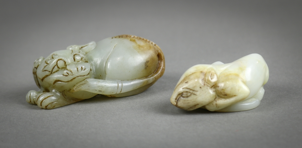(lot of 2) Chinese jade/hardstone carvings, each of a recumbent mythical beast, one with a gray