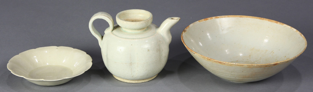 (lot of 3) Chinese qingbai glazed ceramics, consisting of one ewer, with a dish rim and short neck - Image 4 of 9
