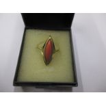 An 18ct yellow gold ring set with a cabochon coral
