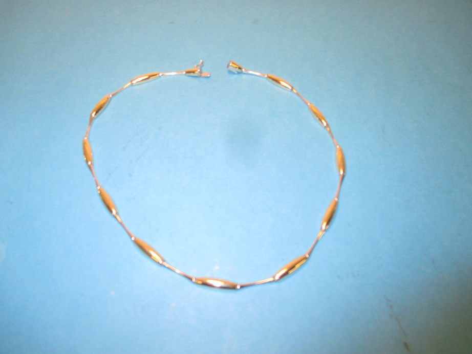 A 9ct 2 colour gold neck collar, approx. weight 15g