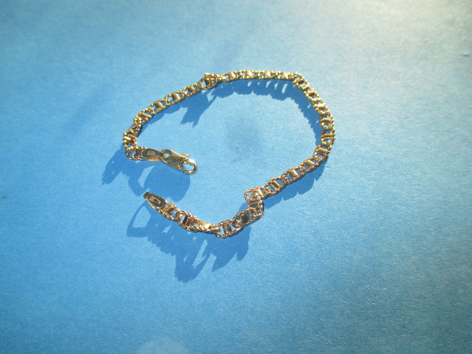 A 9ct gold bracelet, approx. weight 4.3g