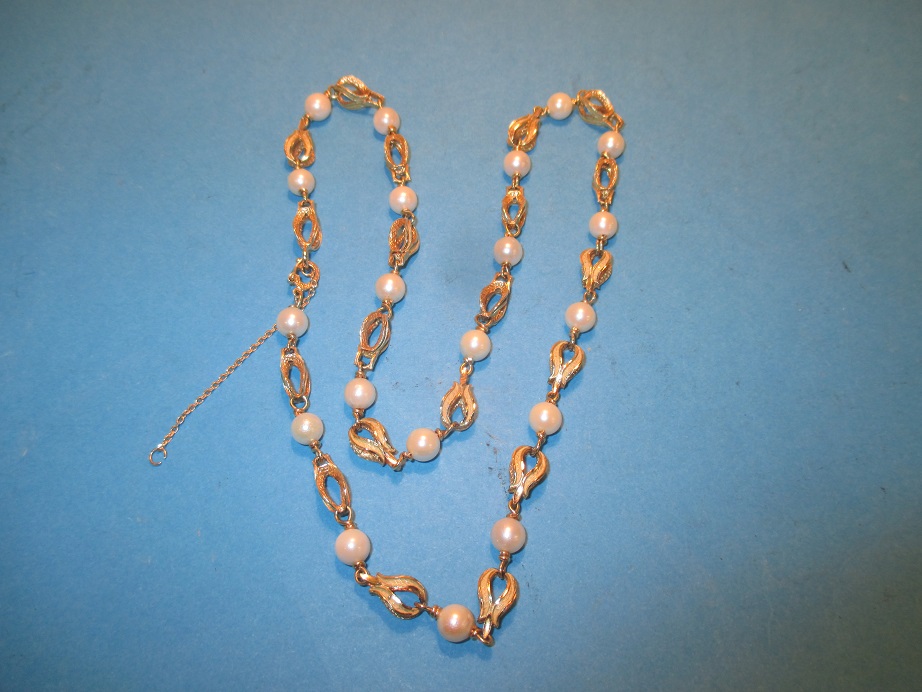 A yellow metal and cultured pearl necklet