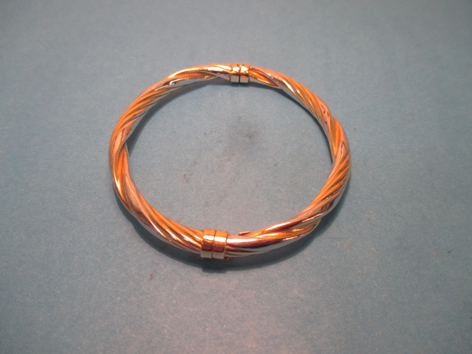 A 9ct 2 colour gold twist bracelet, approx. weight 7g