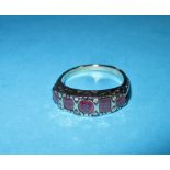 An Edwardian 9ct gold ring set with square cut rubies