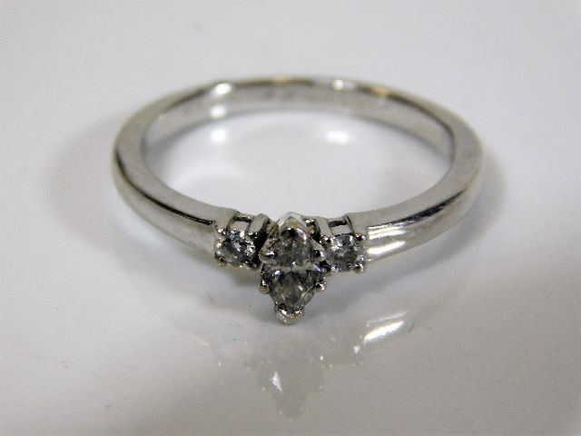 An 18ct white gold ring 3.9g with diamonds approx. 0.3cts