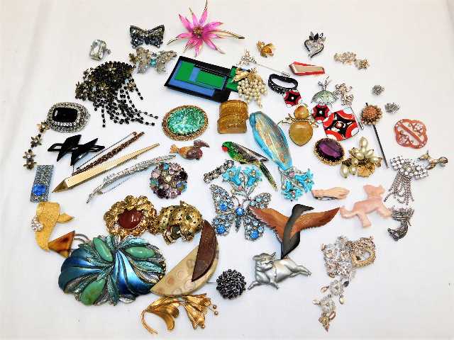 A quantity of vintage costume jewellery