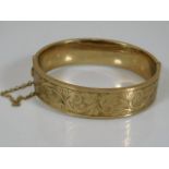 A 9ct gold bangle with chased decor 24.1g
