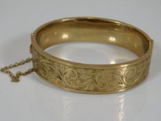 A 9ct gold bangle with chased decor 24.1g