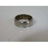 An 18ct white gold band 7g