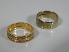 A 9ct gold engraved band twinned with a 9ct white