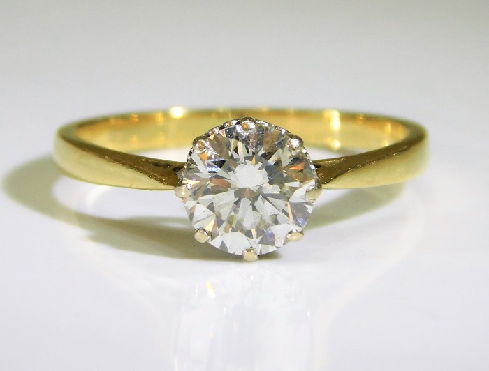 A ladies 18ct diamond solitaire ring of approx. 1.6ct of good clarity