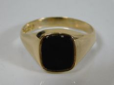 A gents 9ct gold signet ring