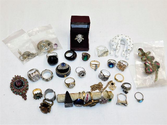 A quantity of mostly costume jewellery rings