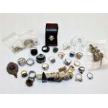 A quantity of mostly costume jewellery rings
