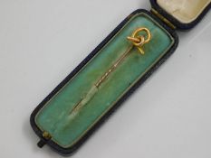 A cased tie pin with 15ct gold knot top & rose gol