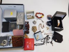 A carnelian bracelet & a quantity of costume jewel