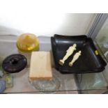 A bakelite bowl, other bakelite items & two 1930’s
