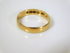 An 18ct gold band approx. 2.1g