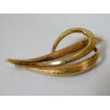 A 9ct gold brooch of naturalistic form approx. 4.1