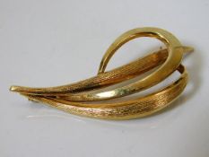 A 9ct gold brooch of naturalistic form approx. 4.1