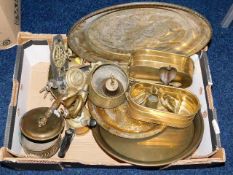 A tray of various brass & metal wares