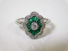 An 18ct white gold diamond & emerald ring 4.4g