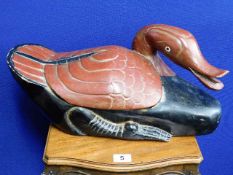 An early 20thC. carved duck