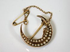 An antique yellow metal brooch set with pearl 2.8g