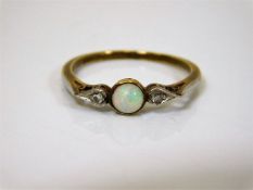 An 18ct gold diamond & opal ring 1.8g