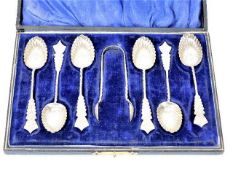 A boxed decorative silver teaspoon & tongs set