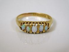 An antique 18ct gold opal ring 2.9g