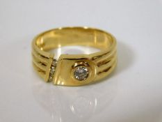 An 18ct buckle ring set with diamond 4.4g