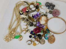 A Victorian locket & other costume jewellery items