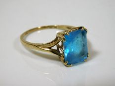 A 9ct gold ring set with turquoise colour stone 3.
