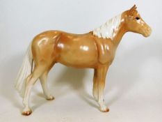 A large Melba Ware palomino horse 10.5in high