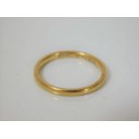 An 18ct gold band approx. 3.3g