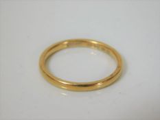An 18ct gold band approx. 3.3g