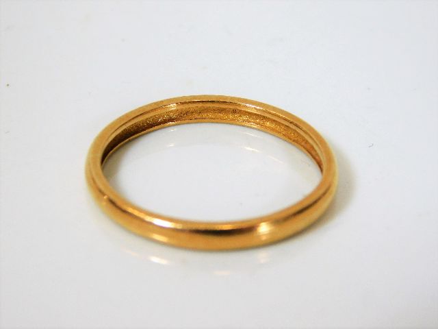 A 22ct gold band approx. 2.9g
