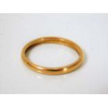 A 22ct gold band approx. 2.9g