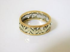 A yellow & white 9ct gold ring approx. 3.1g