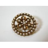 A yellow metal & natural pearl brooch 3.3g